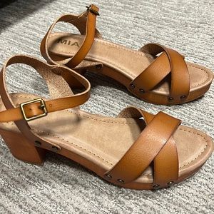 Mia saddle color sandals